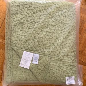 Full Queen Signature Quilt  100%cotton. New in bag. Made in India.   4 avail